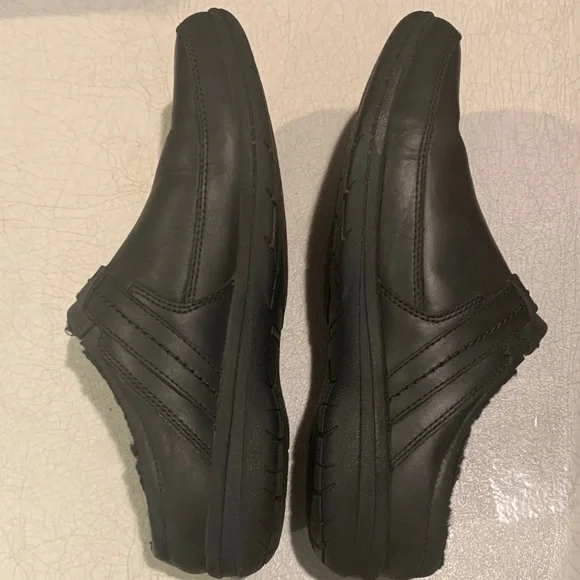 Merrell Black Leather Slip-On Clog with Buckle - Picture 5 of 6